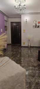 A bed or beds in a room at شقه مفروشه فندقيه رائعه 220م مكيفه معقمه انترنت مجاني السكن للعائلات والأسر فقط وليس أفراد