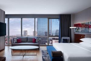 um quarto de hotel com uma cama grande e um sofá em Delta Hotels by Marriott Istanbul Levent em Istambul