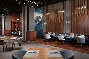 un restaurant avec des tables et des chaises ainsi qu'une salle à manger dans l'établissement Delta Hotels by Marriott Istanbul Levent, à Istanbul