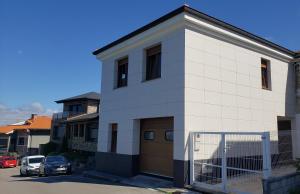 スアンセスにあるLa Casuca de Rosi en Suancesの白い建物