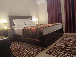 A bed or beds in a room at شقه مفروشه فندقيه رائعه 220م مكيفه معقمه انترنت مجاني السكن للعائلات والأسر فقط وليس أفراد