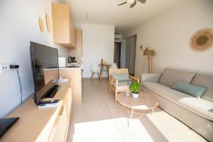 salon z kanapą i stołem w obiekcie Greek Beach House Complex A3 w mieście Nydri +11 zdjęć