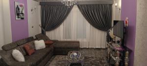 A seating area at شقه مفروشه فندقيه رائعه 220م مكيفه معقمه انترنت مجاني السكن للعائلات والأسر فقط وليس أفراد
