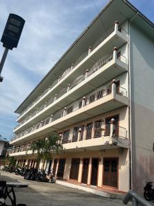 ein großes Gebäude mit Balkon auf der Seite in der Unterkunft Pailin Hill Hotel in Patong Beach