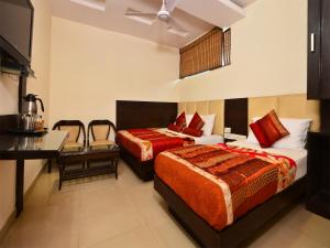 Kama o mga kama sa kuwarto sa Hotel Shri Vinayak at New Delhi Railway Station-By RCG Hotels