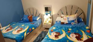 A bed or beds in a room at شقه مفروشه فندقيه رائعه 220م مكيفه معقمه انترنت مجاني السكن للعائلات والأسر فقط وليس أفراد