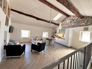 una sala de estar con una escalera que conduce a una cocina en Casa Hygge Argegno – Lake Como en Argegno