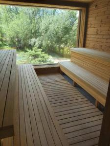 uma sauna com dois bancos e uma grande janela em Bansko Luxury apartment in St Ivan Rilski Spa 4 Bansko Private SPA & Minreal Hot water pools em Bansko