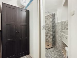 a bathroom with a black door and a mirror at Dimora Garibaldi Rooms - center-Wi-fi in Gallipoli