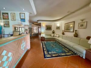 Гостиная зона в Hotel Stefania Boutique Hotel by the Beach