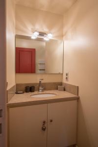 un bagno con lavandino e specchio di Chez Joseph - Au coeur des vignes de Saint-Romain a Saint-Romain