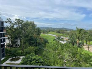 una vista sul campo da golf dal balcone di un resort di Laguna SkyPark вид на горы и озера три 25 метровых бассейна на крыше, 500 Мбит интернет, все апартаменты верхние 6 и 7 этажи a Bang Tao Beach