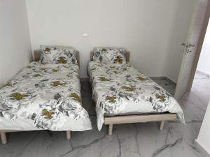 two beds sitting next to each other in a room at Skylark 2 Apartment with Terrace in Is-Swieqi
