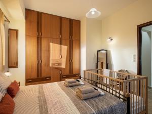 una camera da letto con un letto e due asciugamani di Villa Anastasia a Sívas