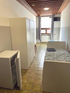 a room with two beds and a desk and a window at Monteurunterkunft Königstein in Königstein in der Oberpfalz