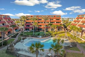 uma vista aérea de um resort com uma piscina e palmeiras em Aegean 332 em Destin