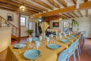 einen langen Tisch in einem Zimmer mit blauen Platten in der Unterkunft Crazy Villa Gaudiniere 89 - Heated pool - Multisport - 2h Paris - 30p in Champcevrais