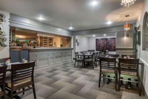 Restaurace v ubytování Dannys Hotel Suites; SureStay Collection by Best Western