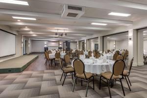 Konferenční prostory v ubytování Dannys Hotel Suites; SureStay Collection by Best Western