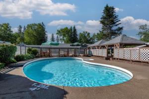 Bazén v ubytování Dannys Hotel Suites; SureStay Collection by Best Western nebo v jeho okolí
