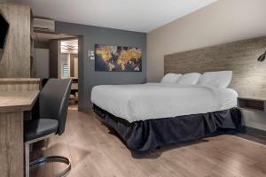 Postel nebo postele na pokoji v ubytování Dannys Hotel Suites; SureStay Collection by Best Western