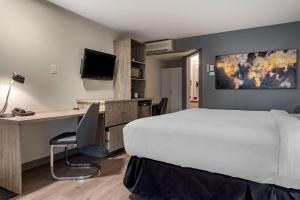 TV a/nebo společenská místnost v ubytování Dannys Hotel Suites; SureStay Collection by Best Western