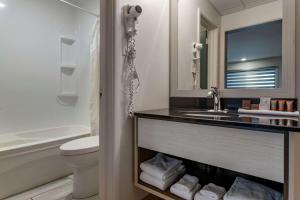 Koupelna v ubytování Dannys Hotel Suites; SureStay Collection by Best Western