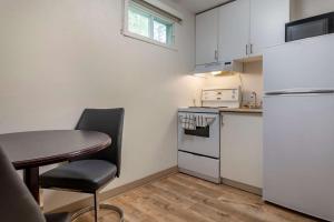 Kuchyň nebo kuchyňský kout v ubytování Dannys Hotel Suites; SureStay Collection by Best Western