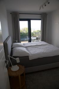 um quarto com uma cama grande e uma janela em Nikola Luxury Apartments Borik em Zadar