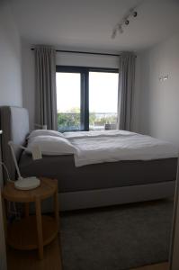 um quarto com uma cama grande e uma janela em Nikola Luxury Apartments Borik em Zadar