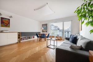 A seating area at Silver House by Q4Apartments