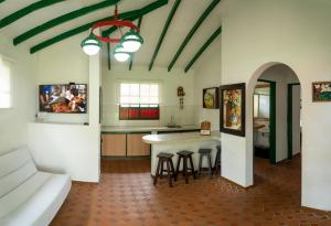 a kitchen and living room with a table and stools at Hotel Barranqueros Soledén in Armenia