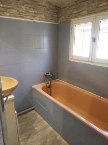 錫讓的住宿－Charmante chambre d'hôte，带浴缸和盥洗盆的浴室