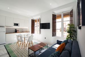 格拉納達的住宿－Granadi Apartamentos，客厅配有沙发和桌子