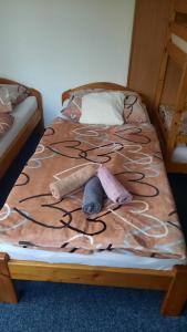 ein Bett mit zwei Kissen und Socken drauf in der Unterkunft Apartments Pernink 341 in Pernink