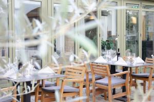 Reštaurácia alebo iné gastronomické zariadenie v ubytovaní Das Stadthaus