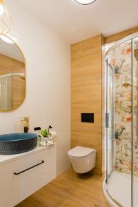 a bathroom with a toilet and a shower at Bałtycka Głębia in Gąski +13 photos