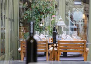 Reštaurácia alebo iné gastronomické zariadenie v ubytovaní Das Stadthaus