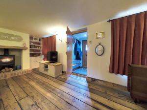 TV a/nebo společenská místnost v ubytování Rose Cottage, 2 Bedroom Cottage with character, near Southwold