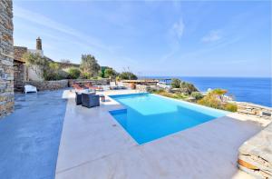 - une piscine avec vue sur l'océan dans l'établissement Villa Eliza with a swimming pool and sea view in the area of Otzia, on the island of Kea, à Otziás