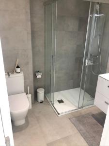 uma casa de banho com um chuveiro e um WC. em CP High floor luxury studio with sea view em Gibraltar