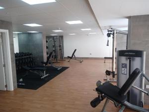 um ginásio com passadeiras e equipamento de exercício numa sala em CP High floor luxury studio with sea view em Gibraltar