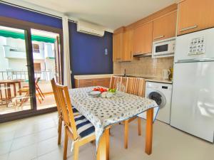 Kuchyňa alebo kuchynka v ubytovaní VACAY Apartamento Fanny, a pie de playa, en la Costa brava, L'Escala!