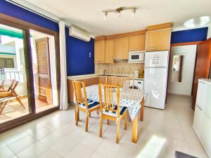 Kuchyňa alebo kuchynka v ubytovaní VACAY Apartamento Fanny, a pie de playa, en la Costa brava, L'Escala!