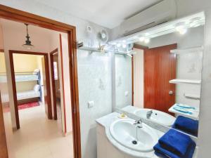 Kúpeľňa v ubytovaní VACAY Apartamento Fanny, a pie de playa, en la Costa brava, L'Escala!