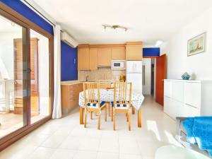 Kuchyňa alebo kuchynka v ubytovaní VACAY Apartamento Fanny, a pie de playa, en la Costa brava, L'Escala!