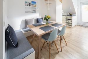 een keuken en eetkamer met een tafel en stoelen bij Steg N 5 in Norderney