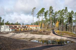 uma casa numa colina com um lago e árvores em Udden, Amazing house with lake view em Mullsjö