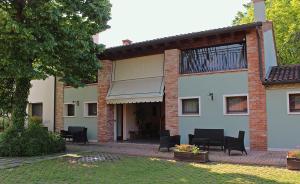 a building with chairs and a balcony on it at Agriturismo San Bartolomeo in Monselice