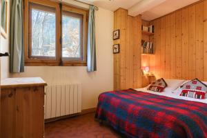 - une chambre avec un lit et une fenêtre dans l'établissement Petit Chalet Des Moussoux - Happy Rentals, à Chamonix-Mont-Blanc